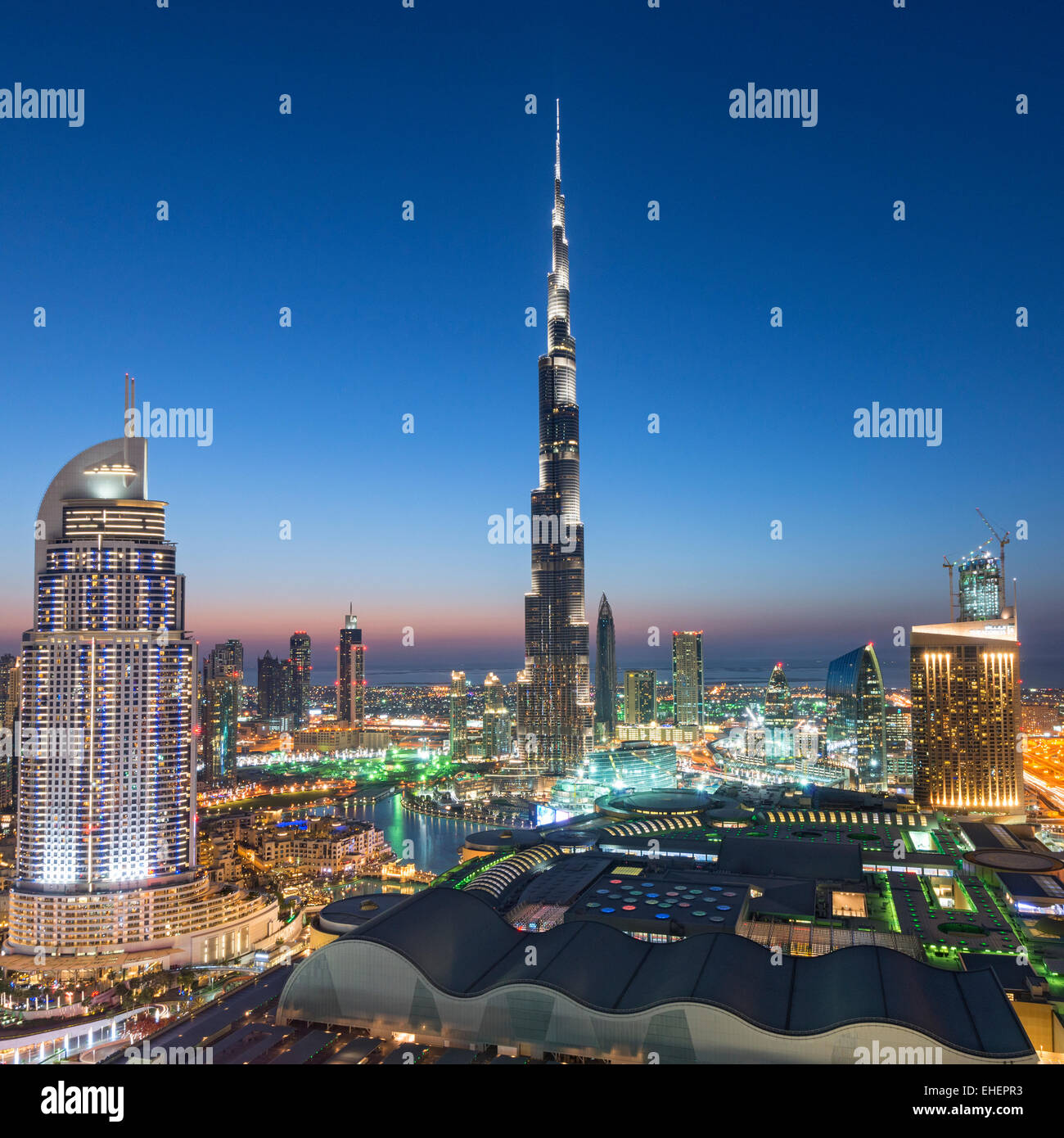 Il Burj Khalifa , il Dubai Mall e lo skyline del centro cittadino di Dubai alla notte in Emirati Arabi Uniti Foto Stock