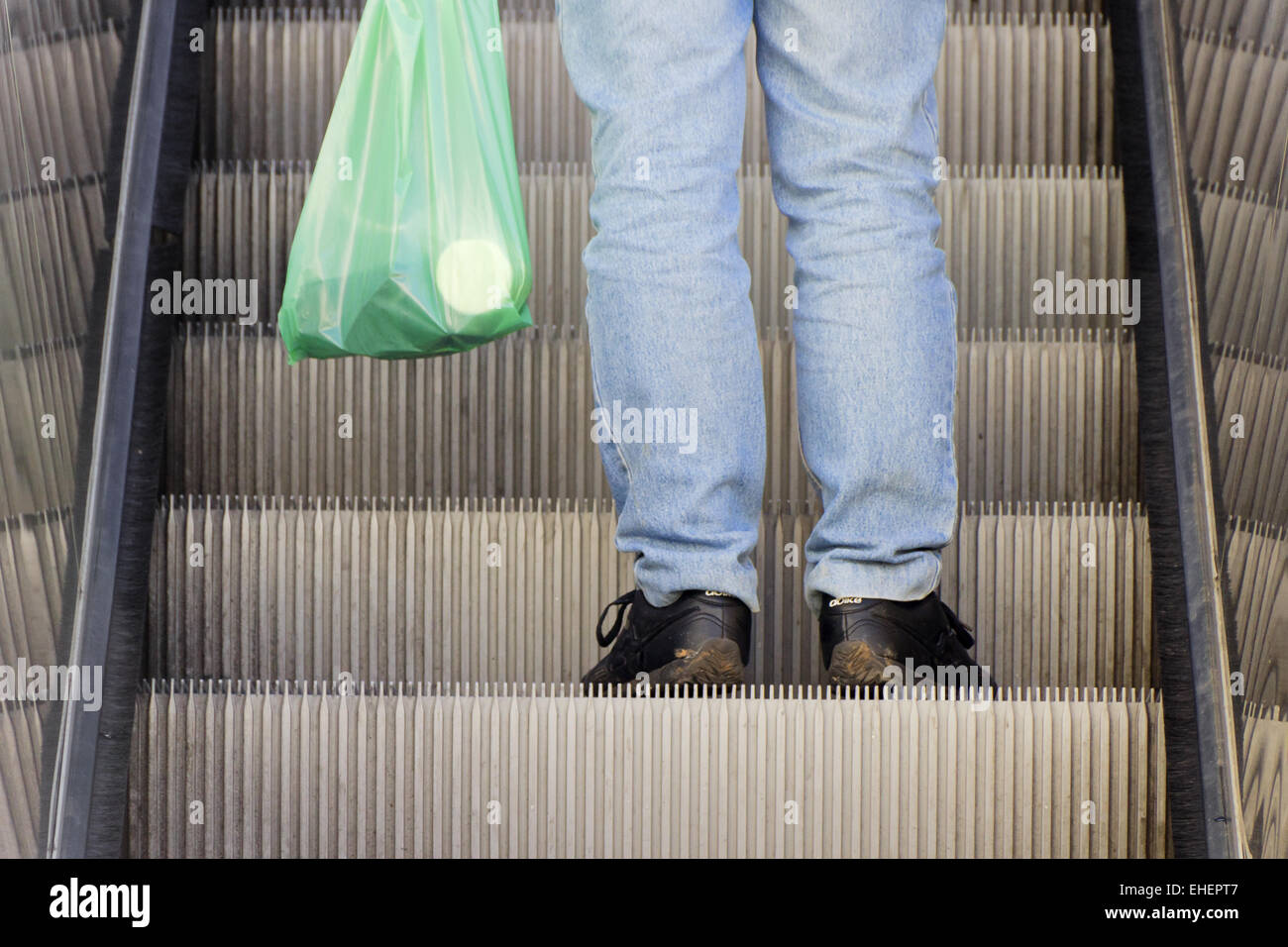 Persona su un Escalator Foto Stock
