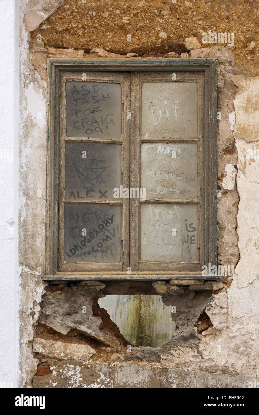 Casa diroccata facciata Foto Stock