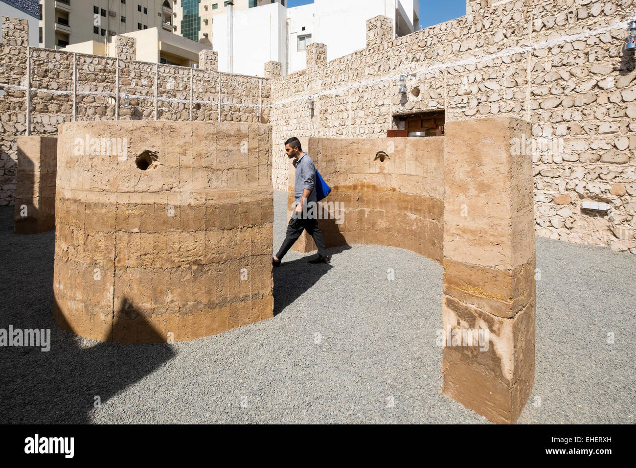 Installazione d arte da Damian Ortega chiamato 'Talking Wall' a 2015 Biennale di Sharjah art festival in Sharjah Emirati Arabi Uniti Foto Stock