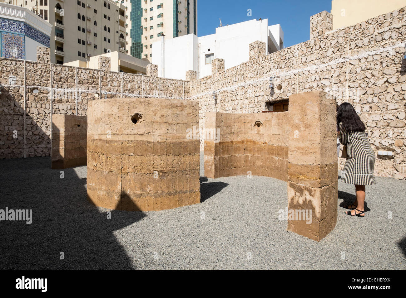 Installazione d arte da Damian Ortega chiamato 'Talking Wall' a 2015 Biennale di Sharjah art festival in Sharjah Emirati Arabi Uniti Foto Stock