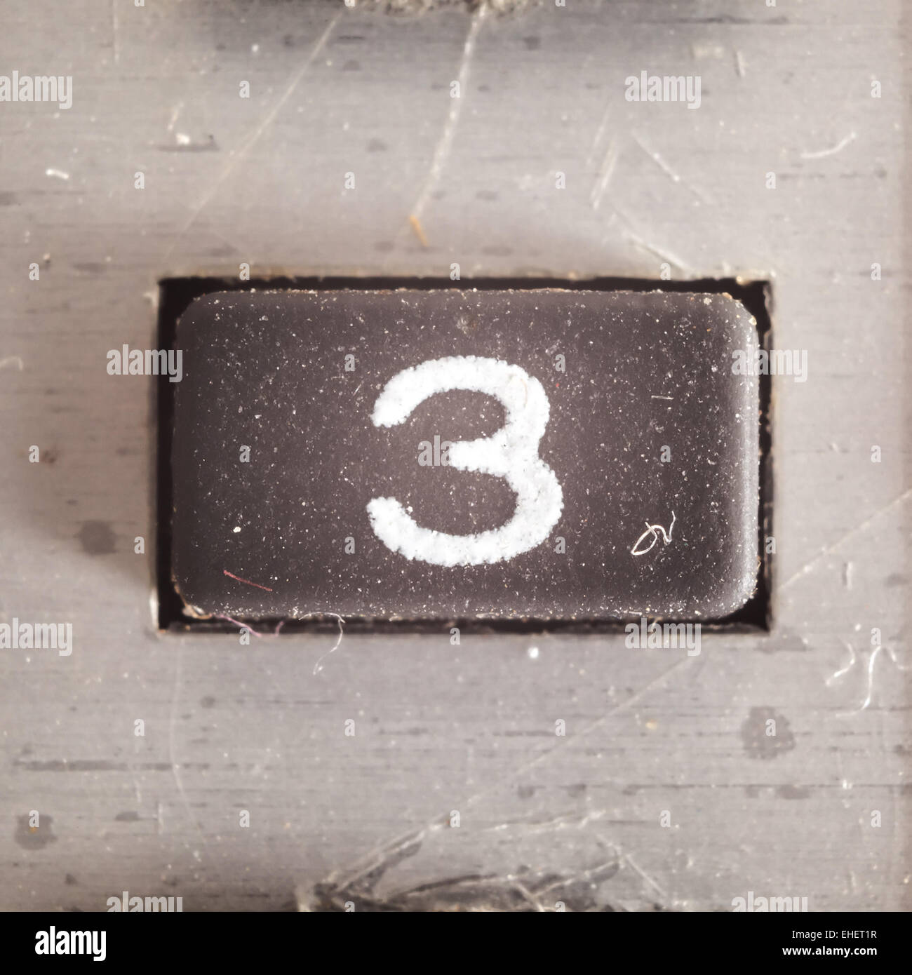 Vecchia sporca e polverosa pulsante gommato con scritto il numero su di esso, parte di una vecchia calcolatrice. Foto Stock
