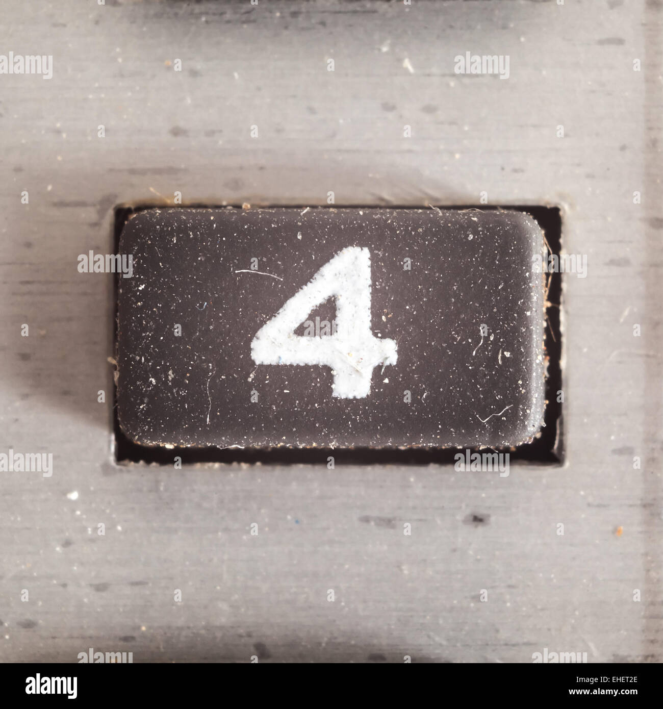 Vecchia sporca e polverosa pulsante gommato con scritto il numero su di esso, parte di una vecchia calcolatrice. Foto Stock