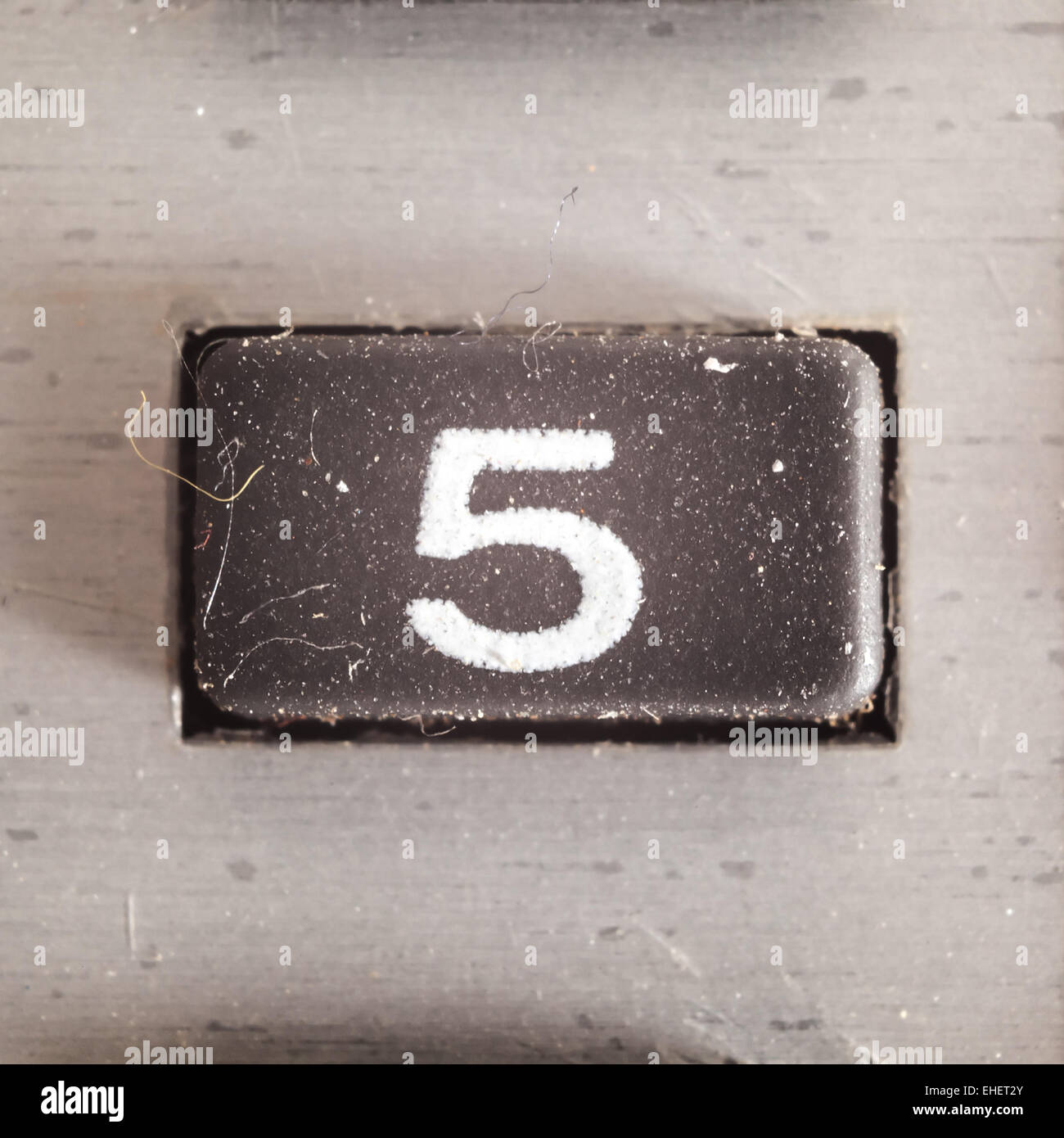 Vecchia sporca e polverosa pulsante gommato con scritto il numero su di esso, parte di una vecchia calcolatrice. Foto Stock