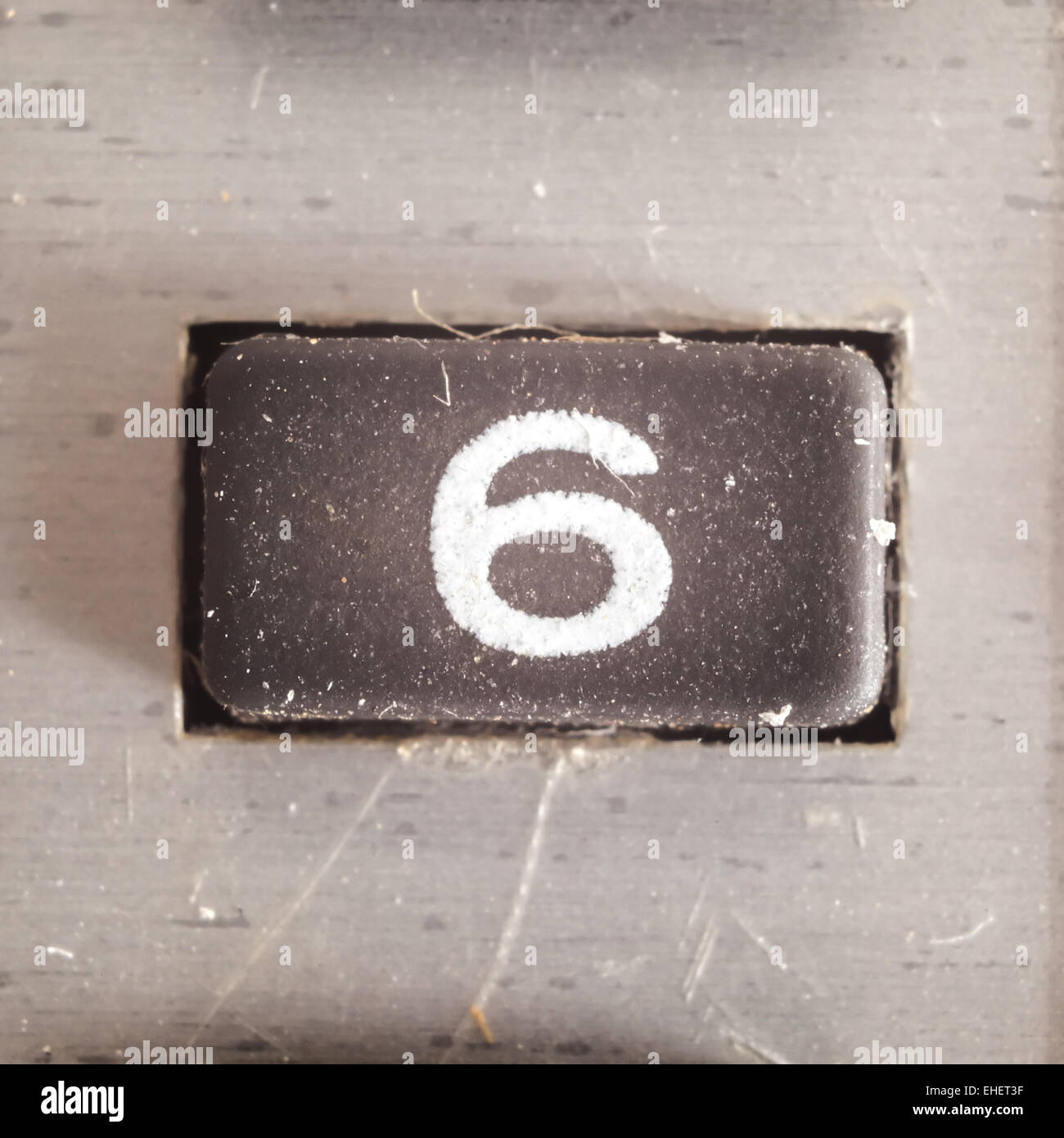 Vecchia sporca e polverosa pulsante gommato con scritto il numero su di esso, parte di una vecchia calcolatrice. Foto Stock