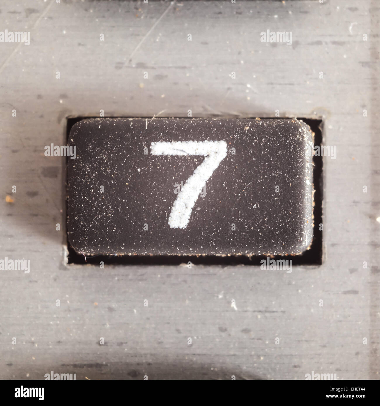 Vecchia sporca e polverosa pulsante gommato con scritto il numero su di esso, parte di una vecchia calcolatrice. Foto Stock