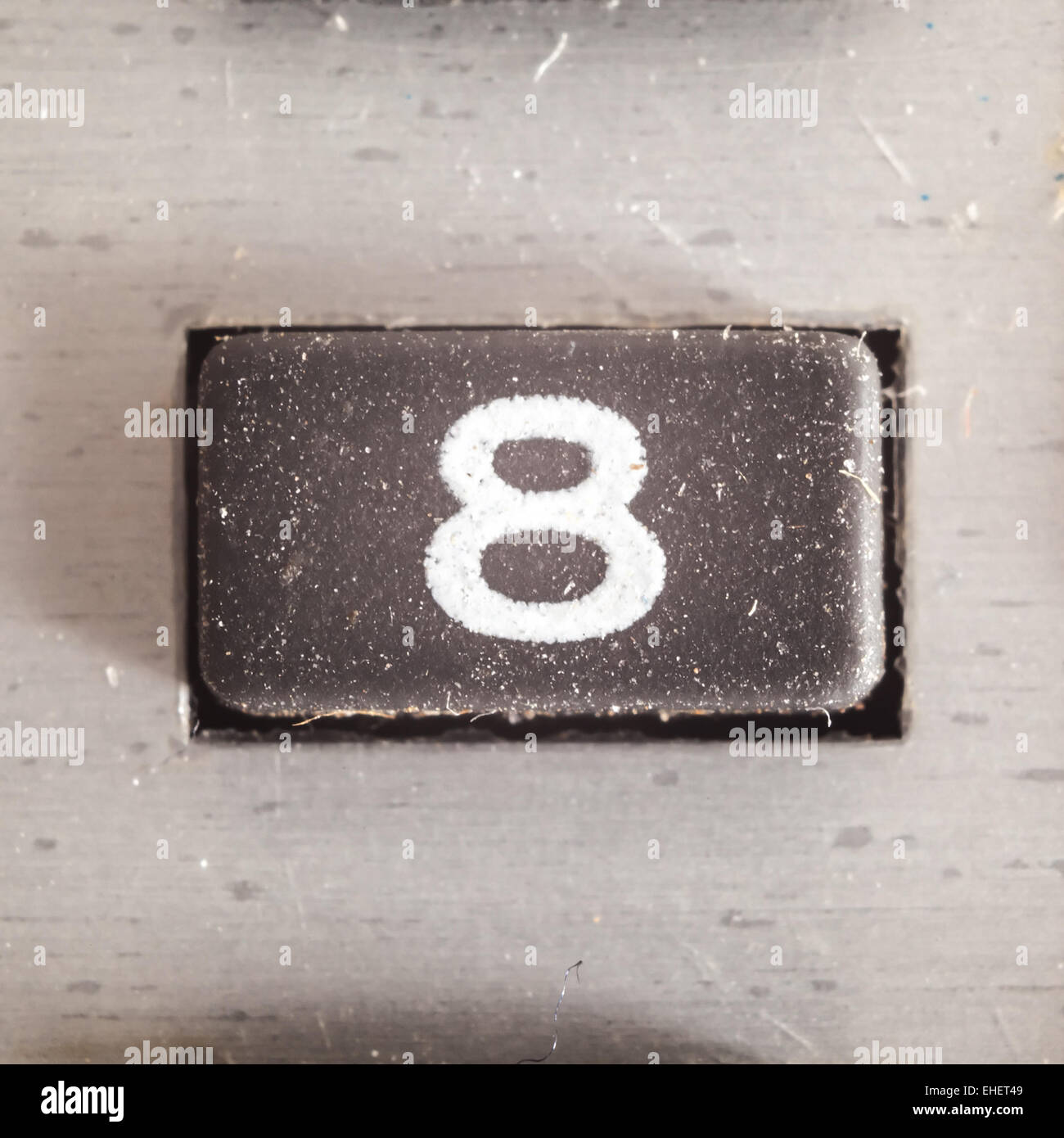 Vecchia sporca e polverosa pulsante gommato con scritto il numero su di esso, parte di una vecchia calcolatrice. Foto Stock