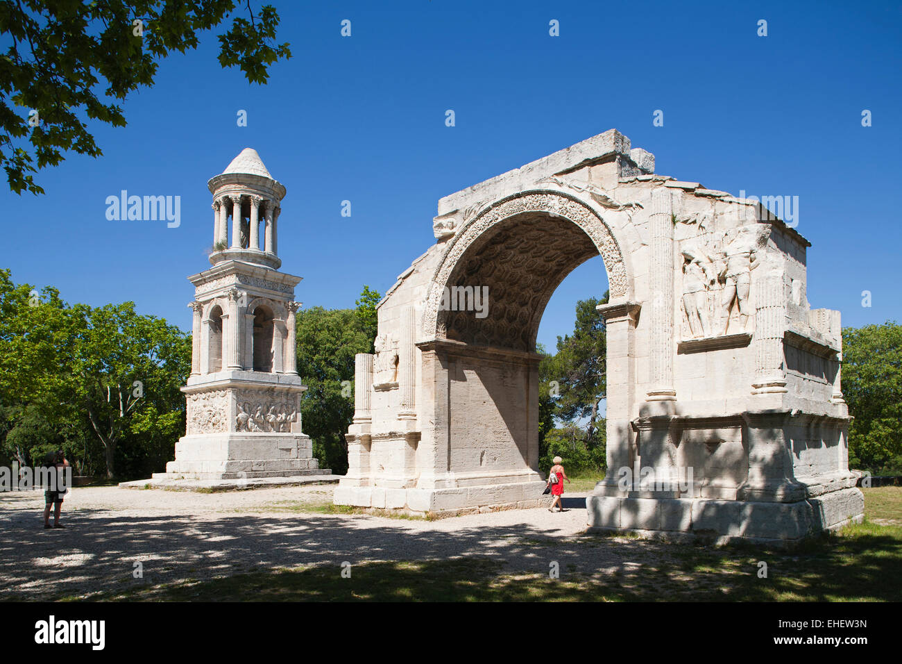 Mausoleo e arco trionfale; glanum sito archeologico di saint-remy de provence, les Alpilles area, provence, Francia Foto Stock