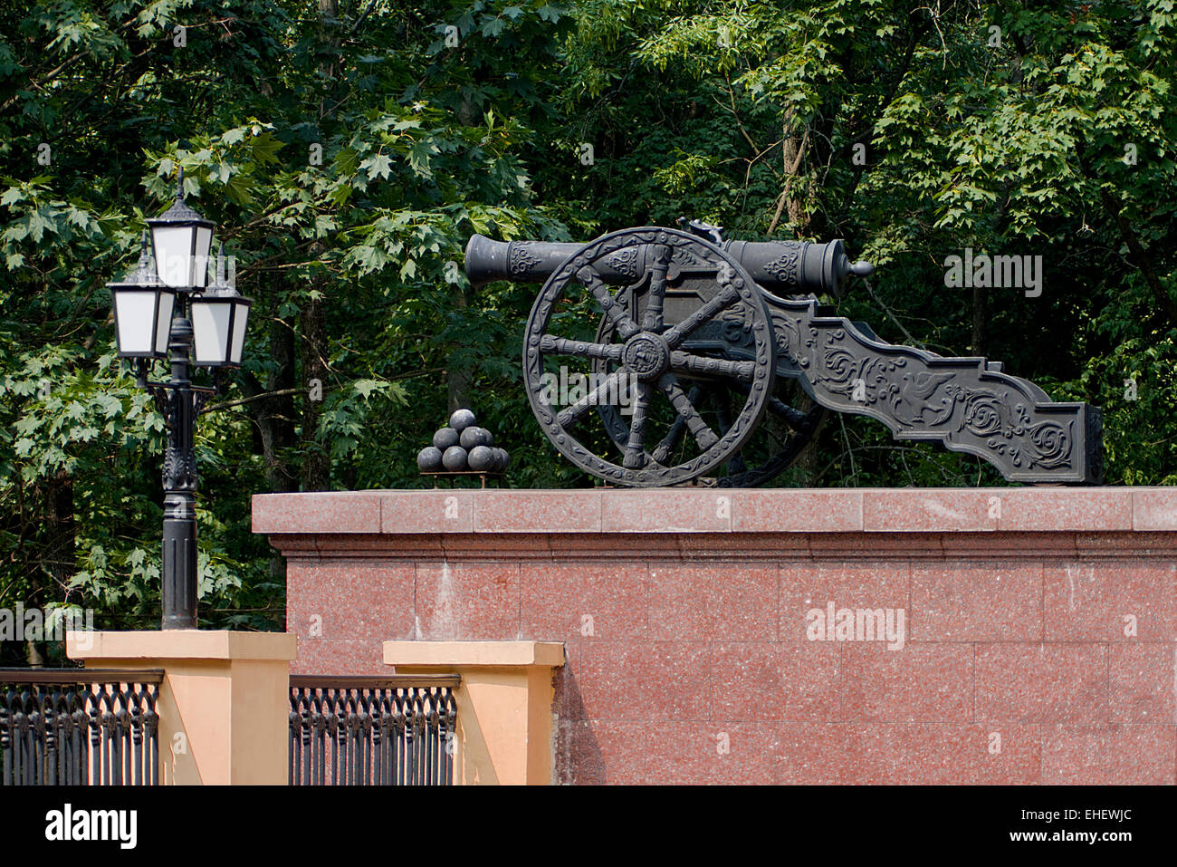 Cannone di antiquariato su un piedistallo Foto Stock