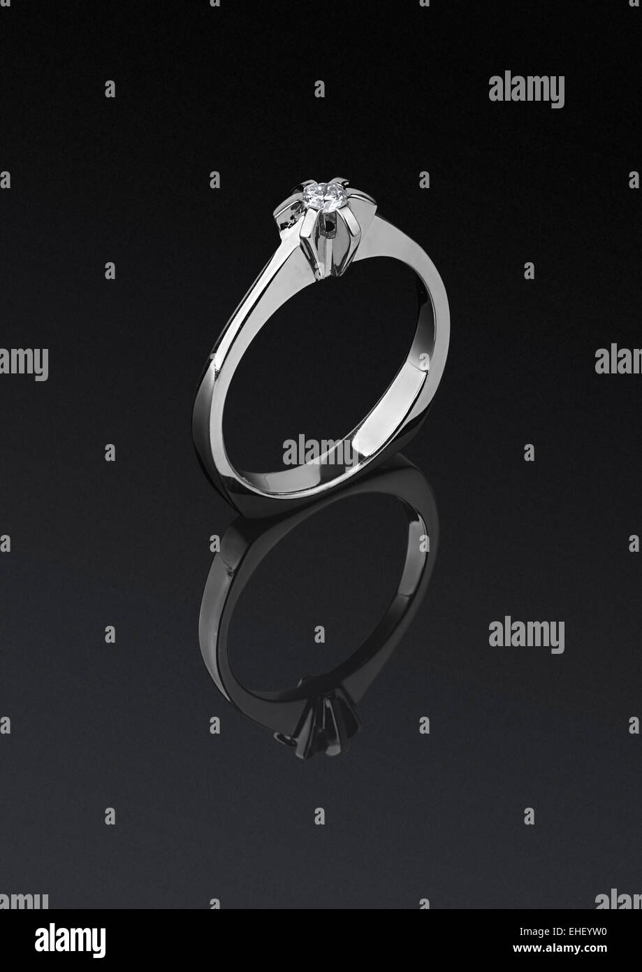 Anello con diamanti su sfondo scuro Foto Stock