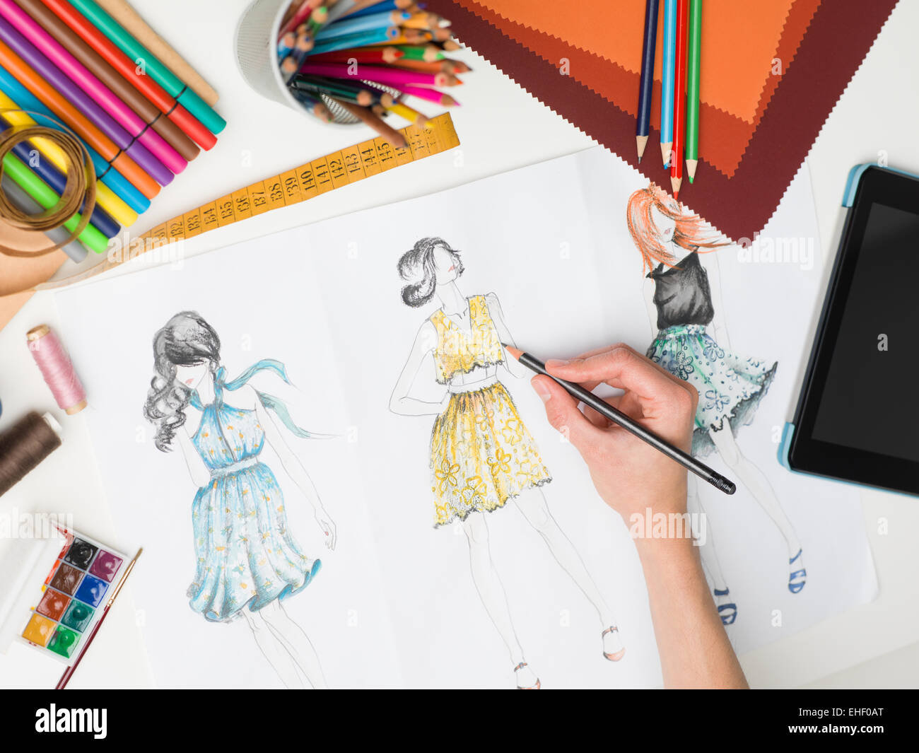 Femmina disegno a mano moda disegna sulla scrivania con la progettazione di apparecchiature Foto Stock