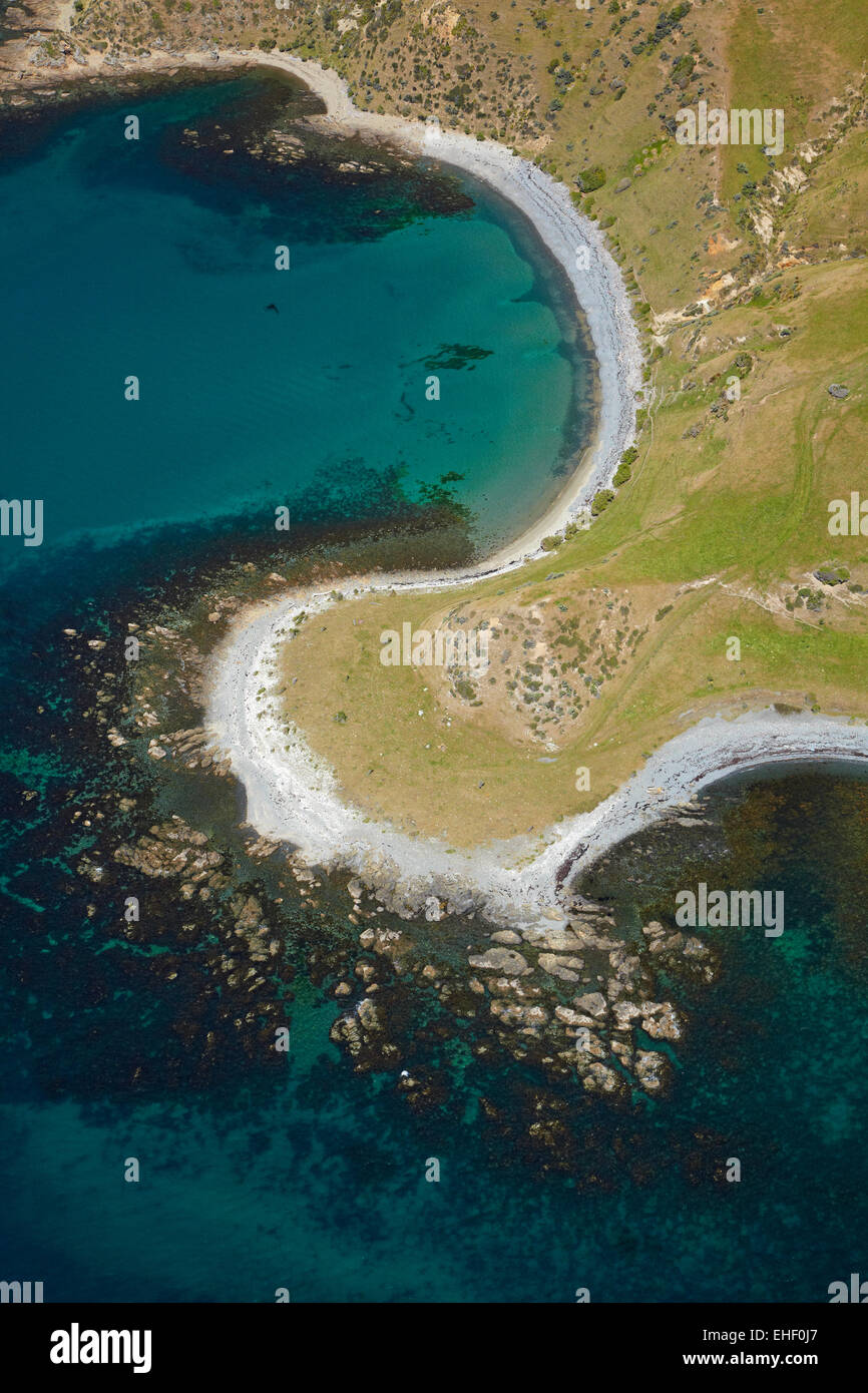 Punto Verde e Tirau Bay, vicino Titahi Bay, Porirua, Regione di Wellington, Isola del nord, Nuova Zelanda - aerial Foto Stock
