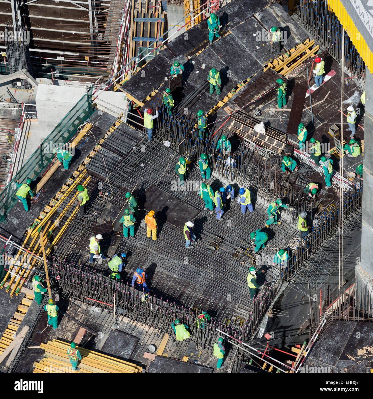 I lavoratori migranti sul sito di costruzione di alto grattacielo appartamento Tower a Dubai Emirati Arabi Uniti Foto Stock