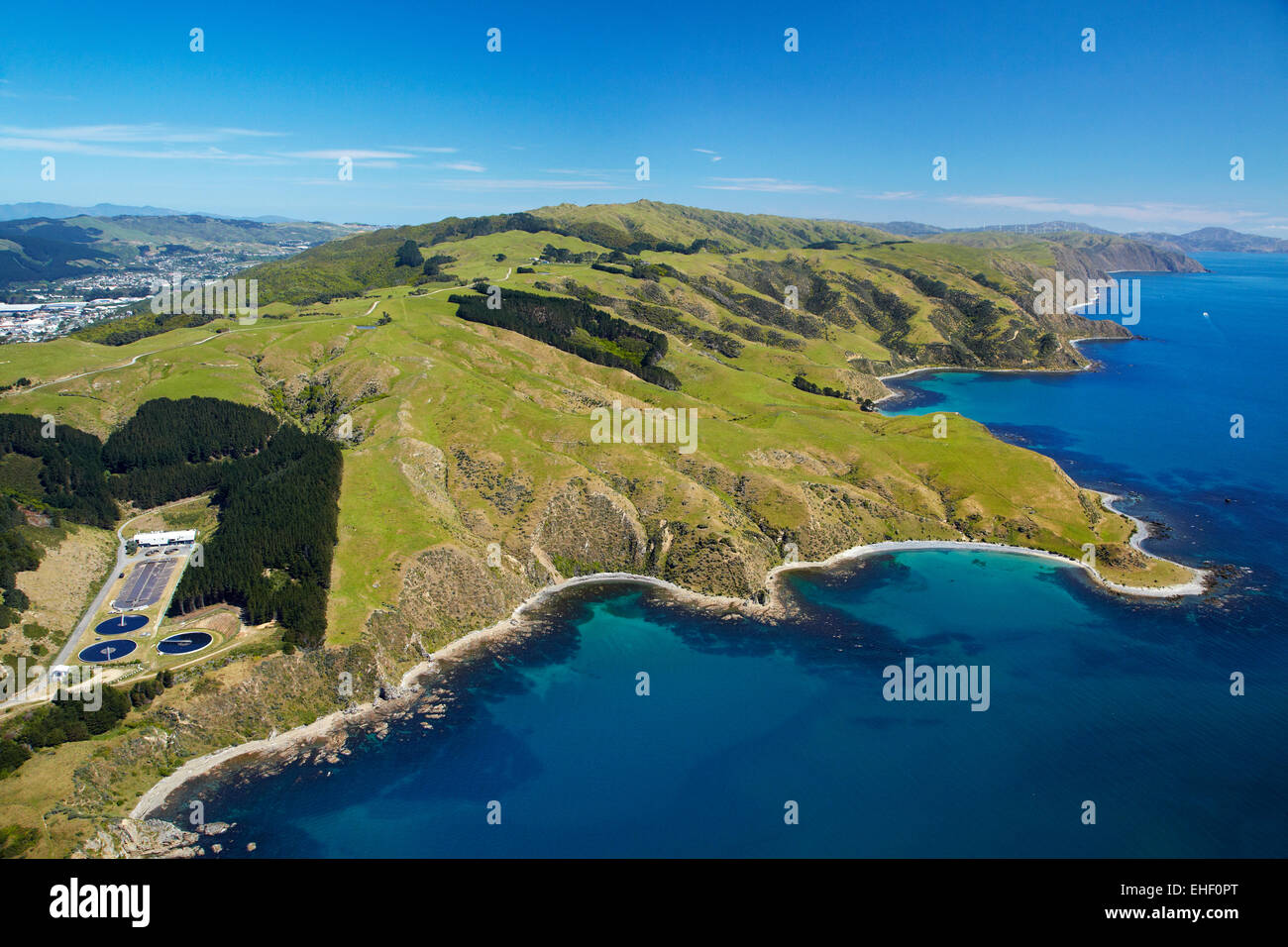Punto Verde e Tirau Bay, vicino Titahi Bay, Porirua, Regione di Wellington, Isola del nord, Nuova Zelanda - aerial Foto Stock