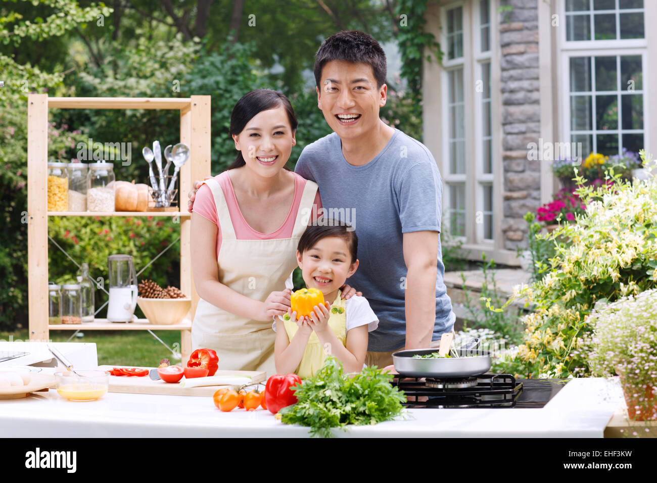 Una famiglia di tre cucina ecologica Foto Stock