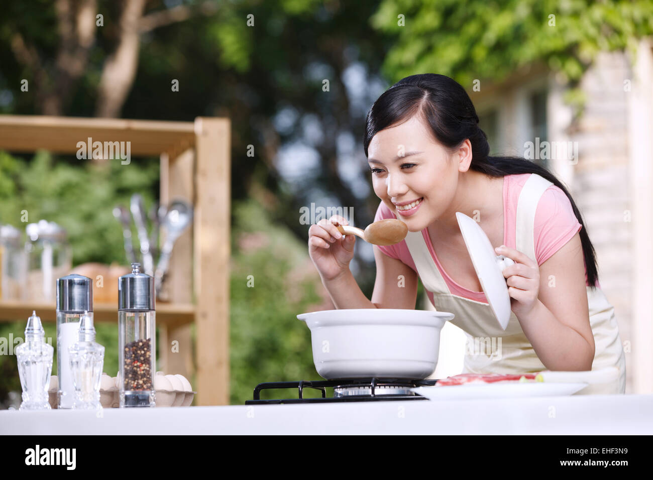 Le donne orientali in cucina outdoor in cucina Foto Stock