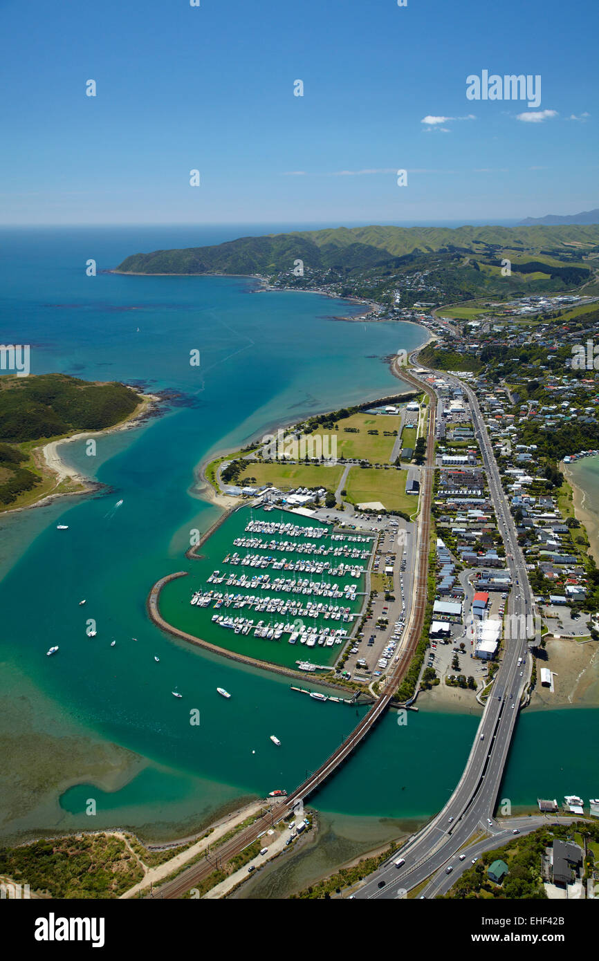 Il Mana Marina e Porto di Porirua, Regione di Wellington, Isola del nord, Nuova Zelanda - aerial Foto Stock