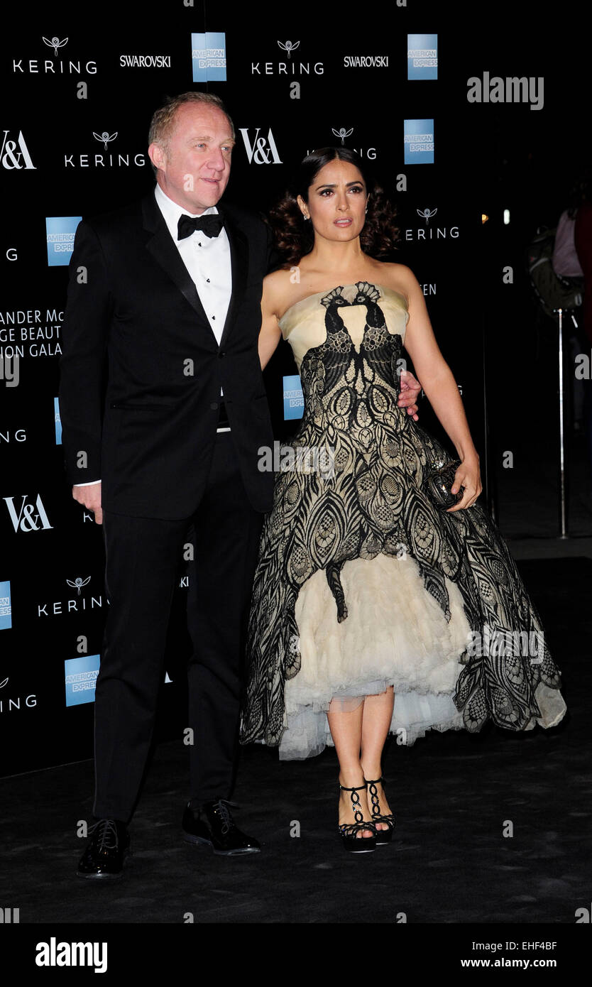 Londra, Regno Unito. Xii marzo, 2015. Salma Hayeh, Francois Hanri Pinauit frequentare Alexander McQueen ; selvaggia bellezza al V & A Museum London12th marzo2015 Credit: Peter Phillips/Alamy Live News Foto Stock