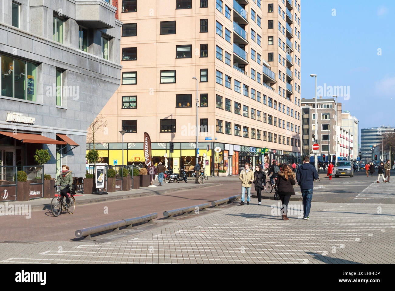 ROTTERDAM, Paesi Bassi - 19 febbraio 2015: ciclista, pedoni e gli acquirenti su un tratto pedonale di una strada dello shopping. Foto Stock