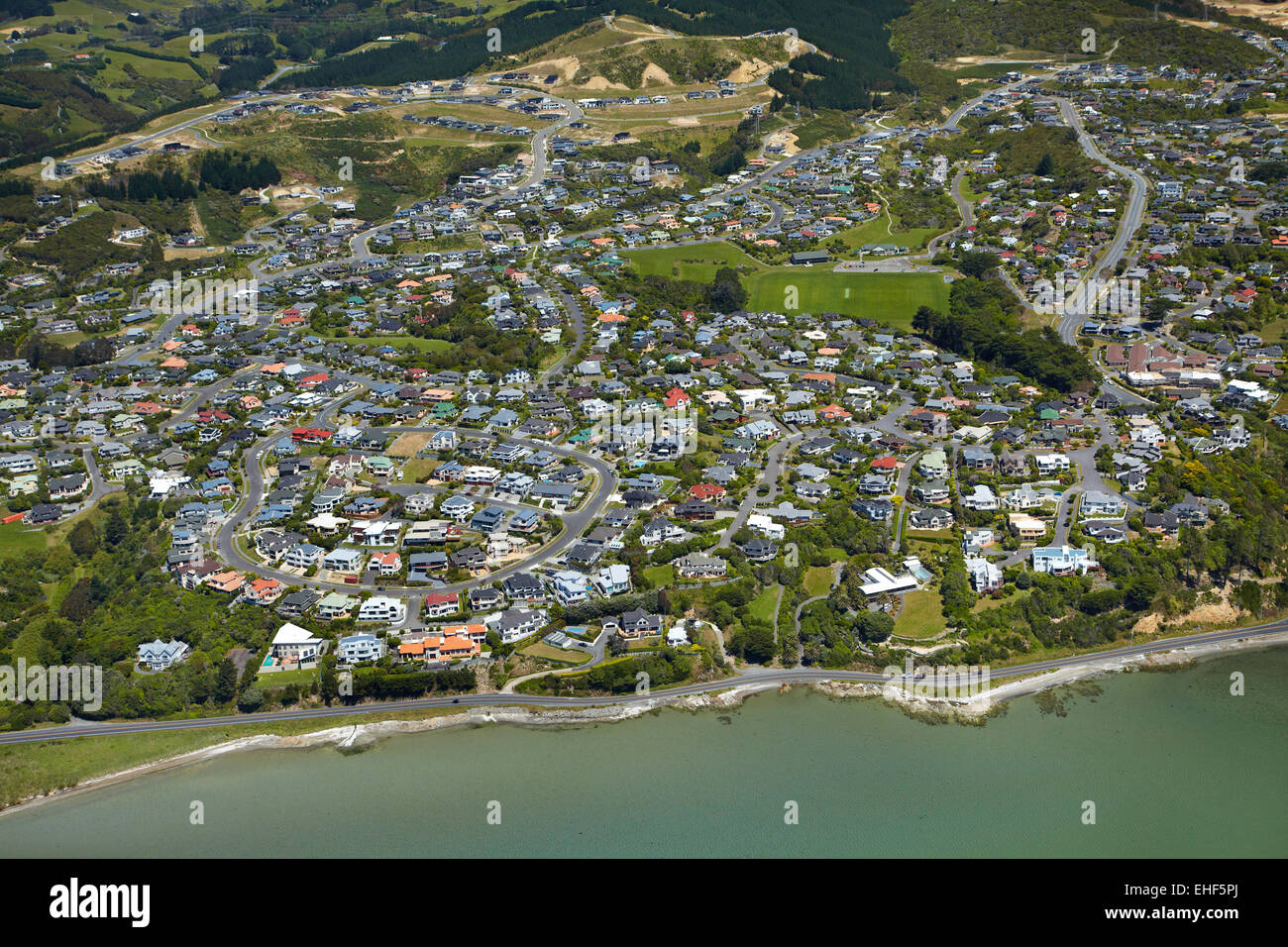 Edilizia residenziale a Whitby, mediante aspirazione Pauatahanui, Porirua Porto, Regione di Wellington, Isola del nord, Nuova Zelanda - aerial Foto Stock