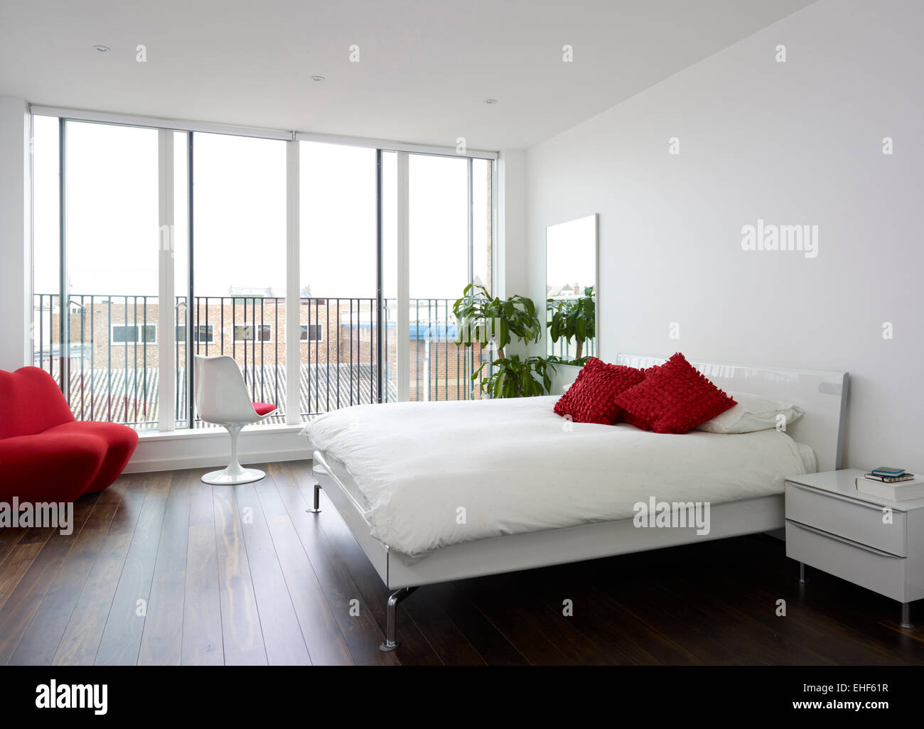Camere da letto moderne con pavimenti in parquet scuro e rosso sedia ... Immagini di camere da letto moderne