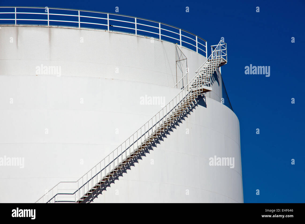 Grande bianco serbatoio industriale Foto Stock