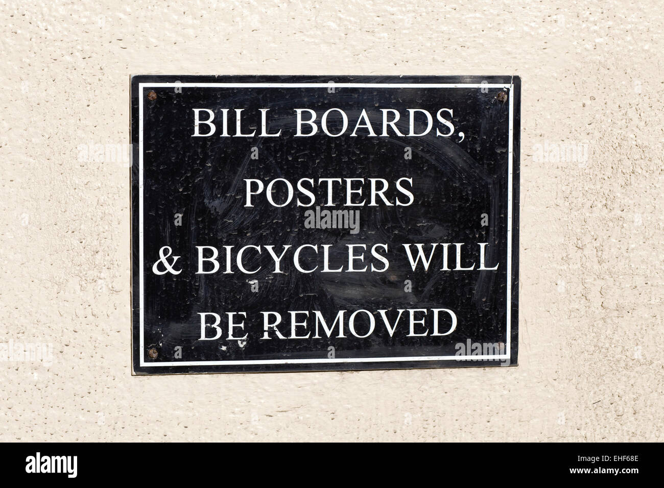 Segno dare informazioni sulla bicicletta il concatenamento, Bill schede e poster su una parete Foto Stock
