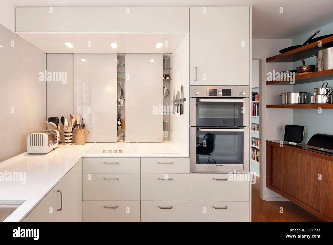 Cucina moderna con le unità bianche in appartamento nel momento culminante uno, Londra Foto Stock