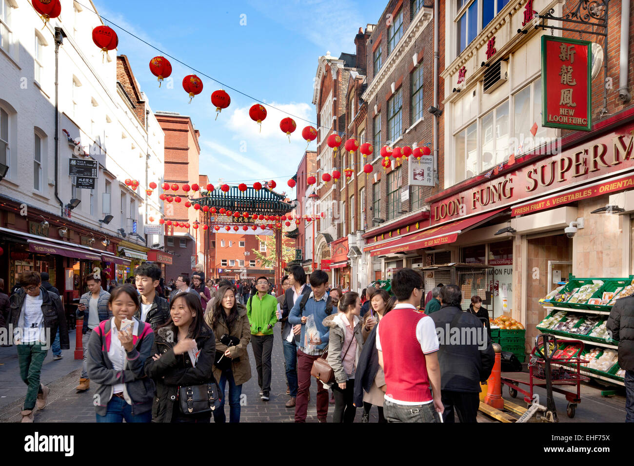 Le persone in visita a Chinatown, Soho, Londra Foto Stock