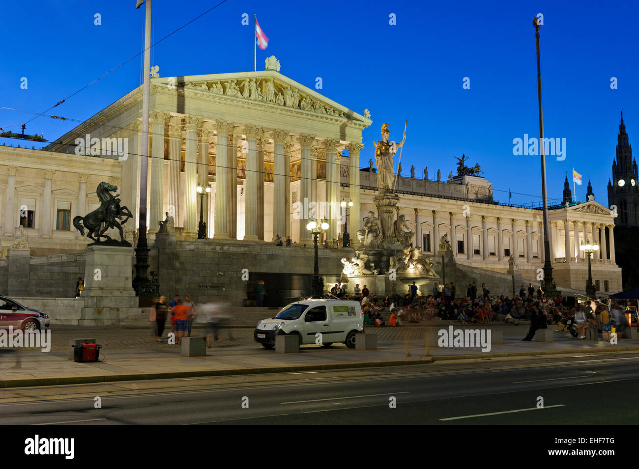 Il Parlamento austriaco edificio di notte, Vienna, Austria. Foto Stock