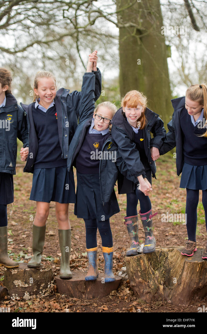 Scuola Sidcot in Winscombe, North Somerset che viene eseguito sulla filosofia di Quaker all istruzione - anno 6 alunni facendo il lavoro sul campo mi Foto Stock