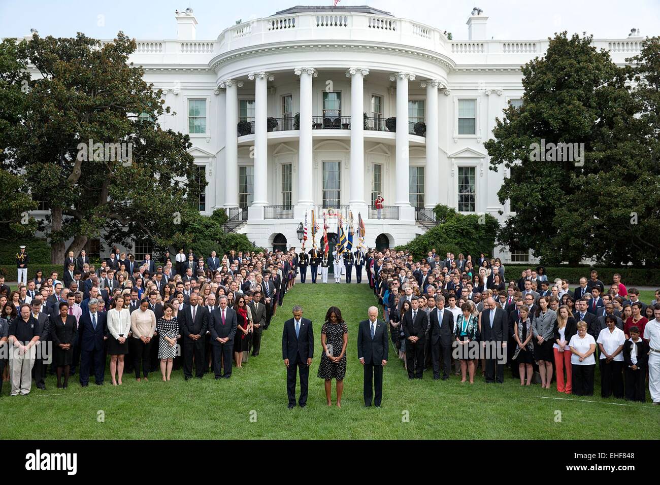 Il Presidente Usa Barack Obama e la First Lady Michelle Obama e il Vice Presidente Joe Biden unisciti a casa bianca al personale sulla South Lawn della Casa Bianca per osservare un momento di silenzio che segna il tredicesimo anniversario degli attacchi dell'11 settembre Settembre 11, 2014 a Washington, DC. Foto Stock