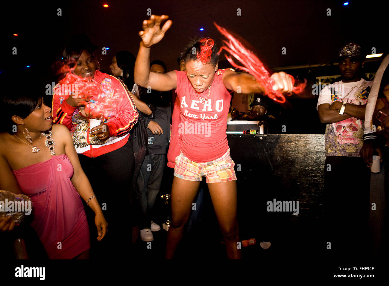 Dancehall concorso di danza a Stratford Rex Aprile 2009 dotate di Dyema un ballerino da Giamaica strappando la parrucca. Foto Stock