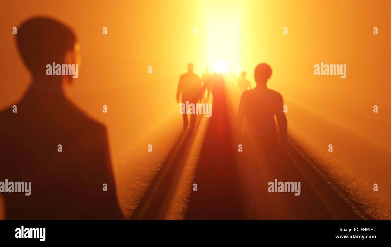 Le persone andare verso la luce Foto Stock
