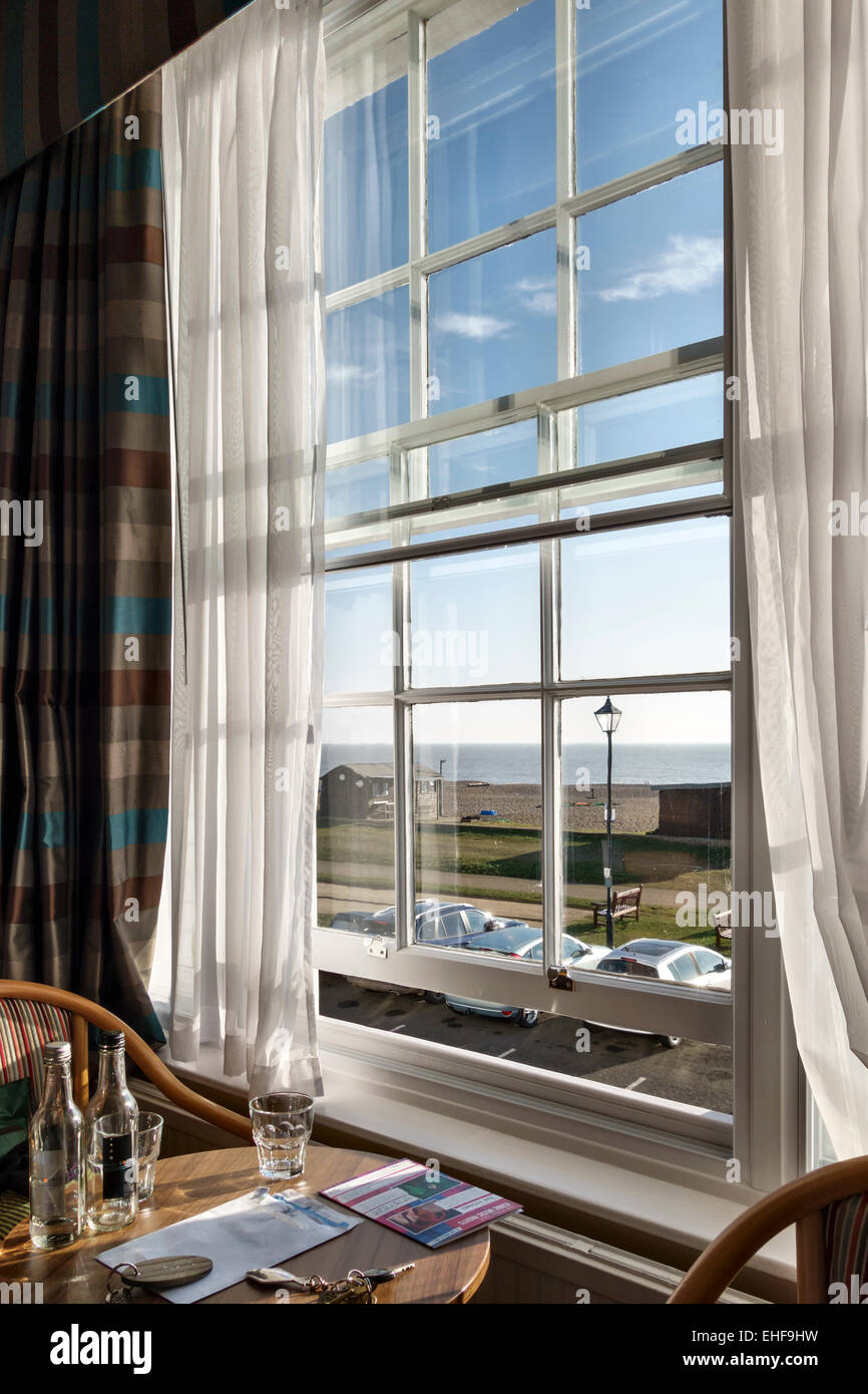 Aldeburgh, Suffolk, Regno Unito. La vista da una camera di fronte al mare presso il White Lion Hotel Foto Stock