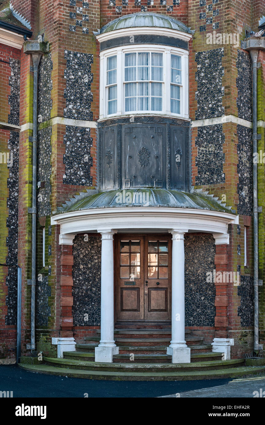 Aldeburgh, Suffolk, Regno Unito. Dettaglio di un Edwardian House facciata, con raffinati e leadwork knapped flint e muri di mattoni Foto Stock