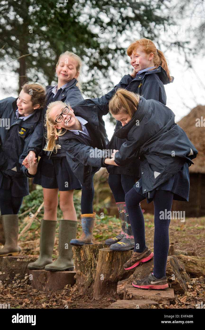 Scuola Sidcot in Winscombe, North Somerset che viene eseguito sulla filosofia di Quaker all istruzione - anno 6 alunni facendo il lavoro sul campo mi Foto Stock