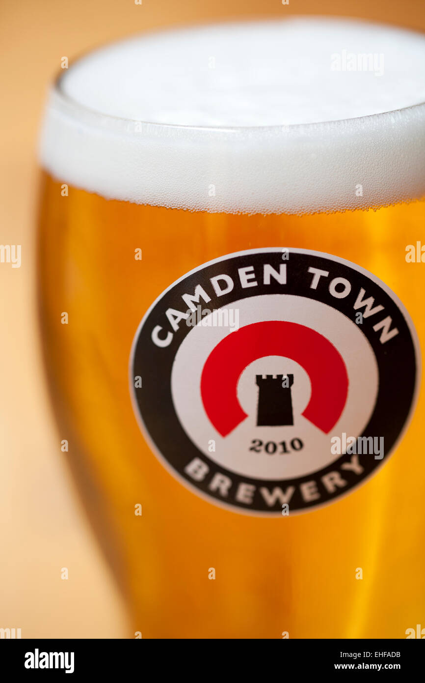 Una pinta di birra lager a Camden Town Brewery London Foto Stock