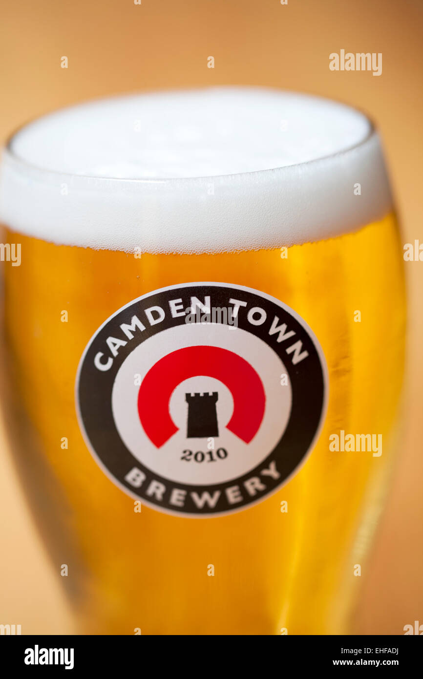 Una pinta di birra lager a Camden Town Brewery London Foto Stock