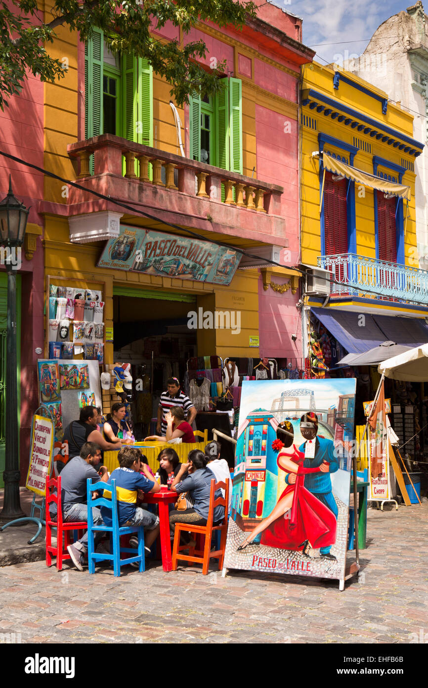 Argentina, Buenos Aires, La Boca, Dr del Valle Iberlucea, visitatori sui tavoli fuori Paseo del Valle souvenir shop e caffetteria Foto Stock