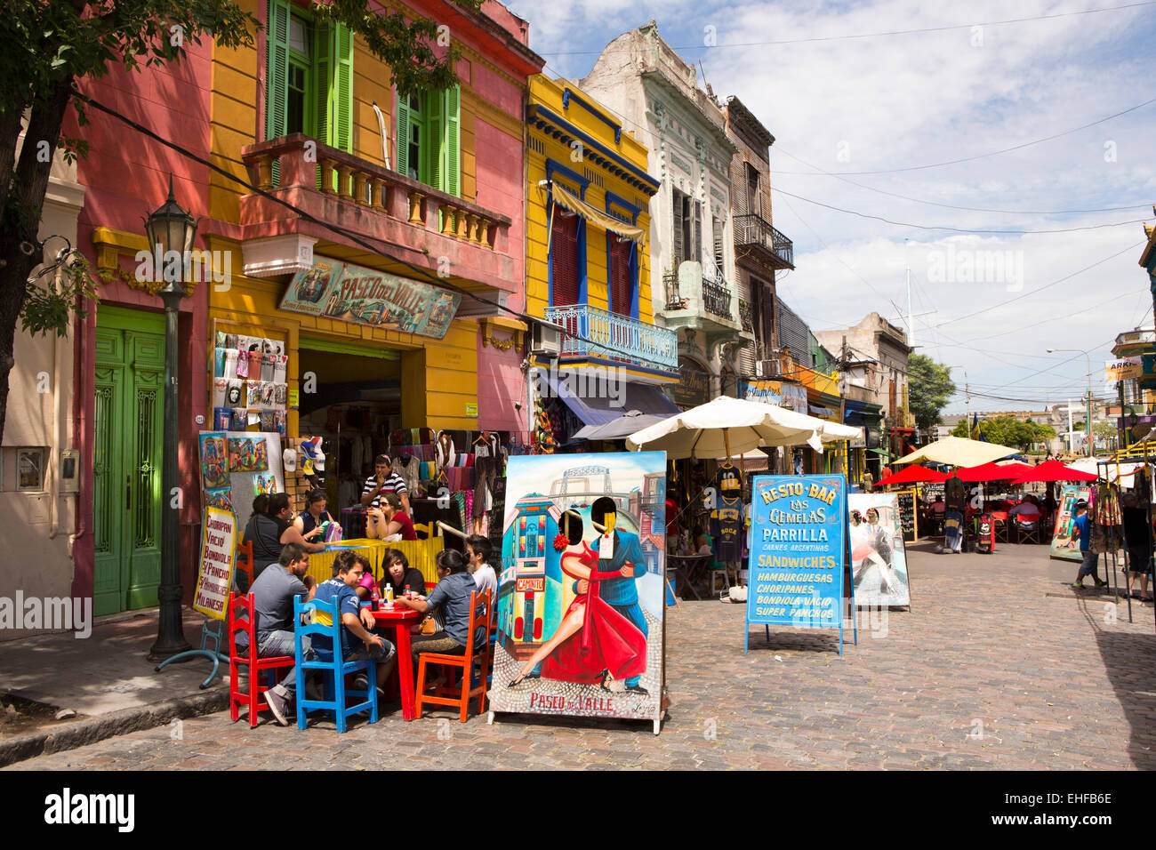 Argentina, Buenos Aires, La Boca, Dr del Valle Iberlucea, visitatori sui tavoli fuori Paseo del Valle souvenir shop e caffetteria Foto Stock
