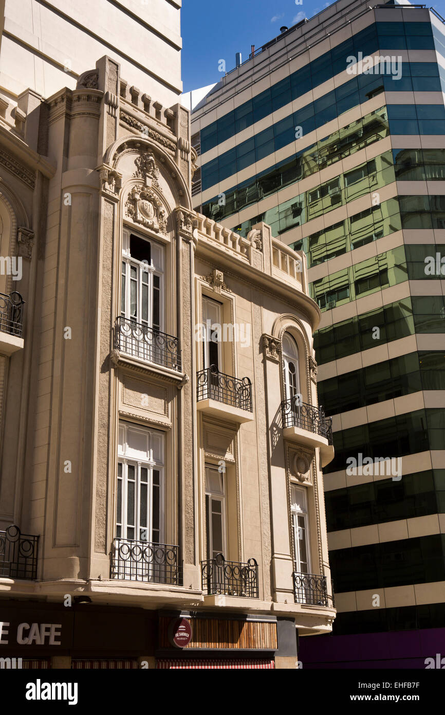Argentina, Buenos Aires, Avenida Cordoba, elegante belle époque architettura accanto al moderno edificio di vetro Foto Stock