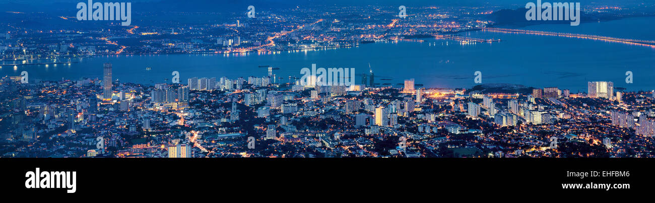 George Town Penang Malaysia antenna vista panoramica dal Colle Penang durante la sera ore blu Panorama Foto Stock