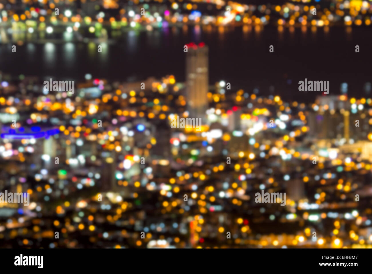 George Town Penang Malaysia antenna vista panoramica dal Colle Penang con Luci della città di notte sfocato sfocati sfondo bokeh di fondo Foto Stock