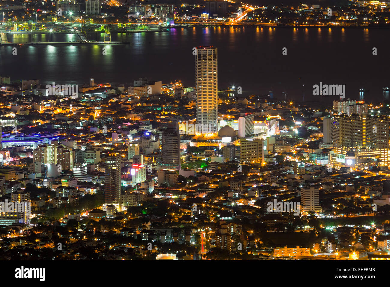 George Town Penang Malaysia antenna vista panoramica dal Colle Penang con Luci della città di notte Foto Stock