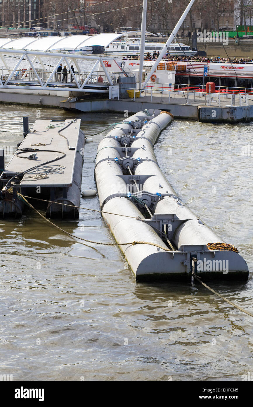 Vasche di galleggiamento annesso un bacino galleggiante sul Fiume Tamigi a Londra Foto Stock