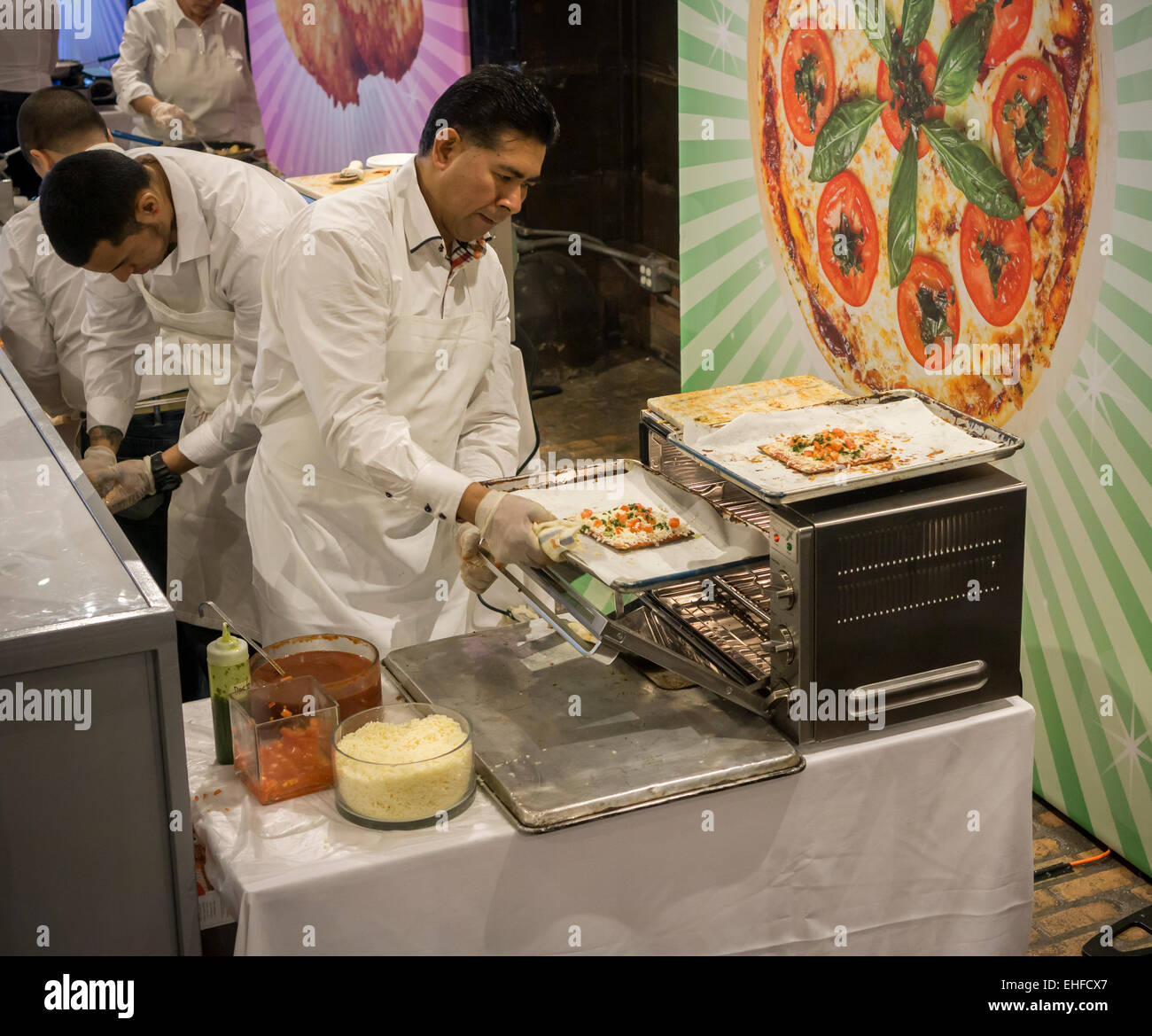 Lo chef prepara matzo pizza al 'Manischewitz esperienza', una promozionali pop-up giovedì, 12 marzo 2015. Il creatore di pane azimo (mazoth) e altri cibi Kasher, è stata recentemente venduta ai consulenti Sankaty.che stanno promuovendo i loro prodotti Kosher al di fuori di quelli della fede ebraica come cibo Kosher è diventato sinonimo di standard elevati in materia di produzione alimentare. Manischewitz spera di utilizzare la forza del suo marchio di entrare ed espandersi nel mainstream sano mercato alimentare. Pasqua inizia al tramonto del sole del 3 aprile.(© Richard B. Levine) Foto Stock