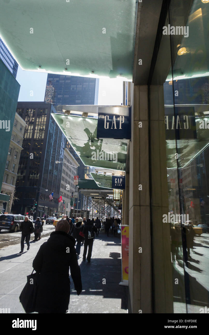 Passante a piedi passato un gap store sulla Fifth Avenue a New York venerdì 6 marzo 2015. Il gioco ha riportato un calo nel febbraio dello stesso negozio di vendita del 4 percento con anche Old Navy reporting delle vendite che sono state piatta. Febbraio essendo un basso mese di vendite ed il rivenditore si prepara per la primavera sono stati citati come motivi.(© Richard B. Levine) Foto Stock