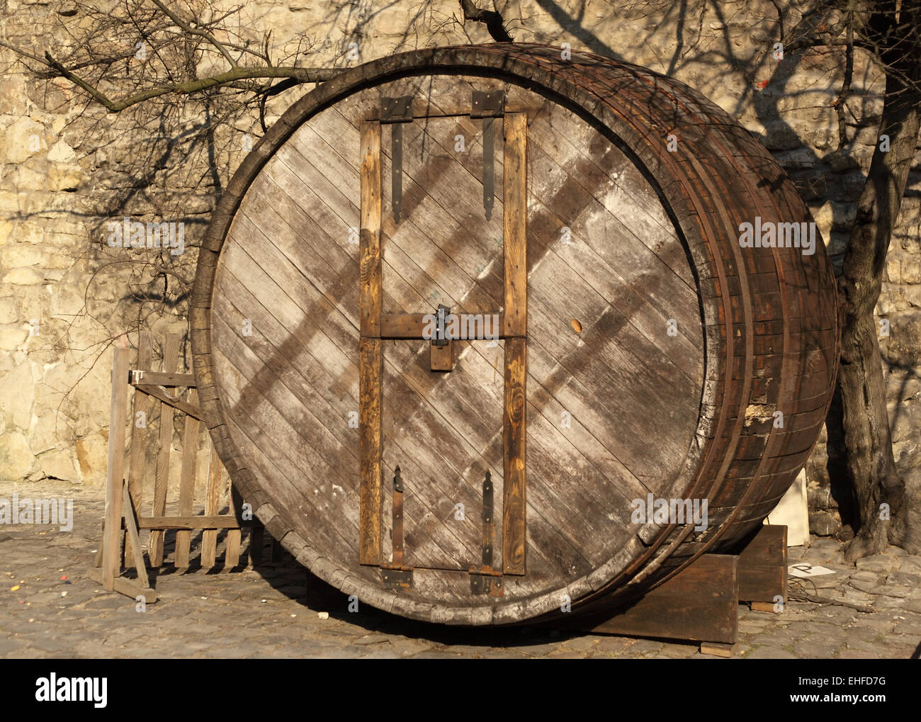 Grande Barile di legno sulla strada Foto Stock
