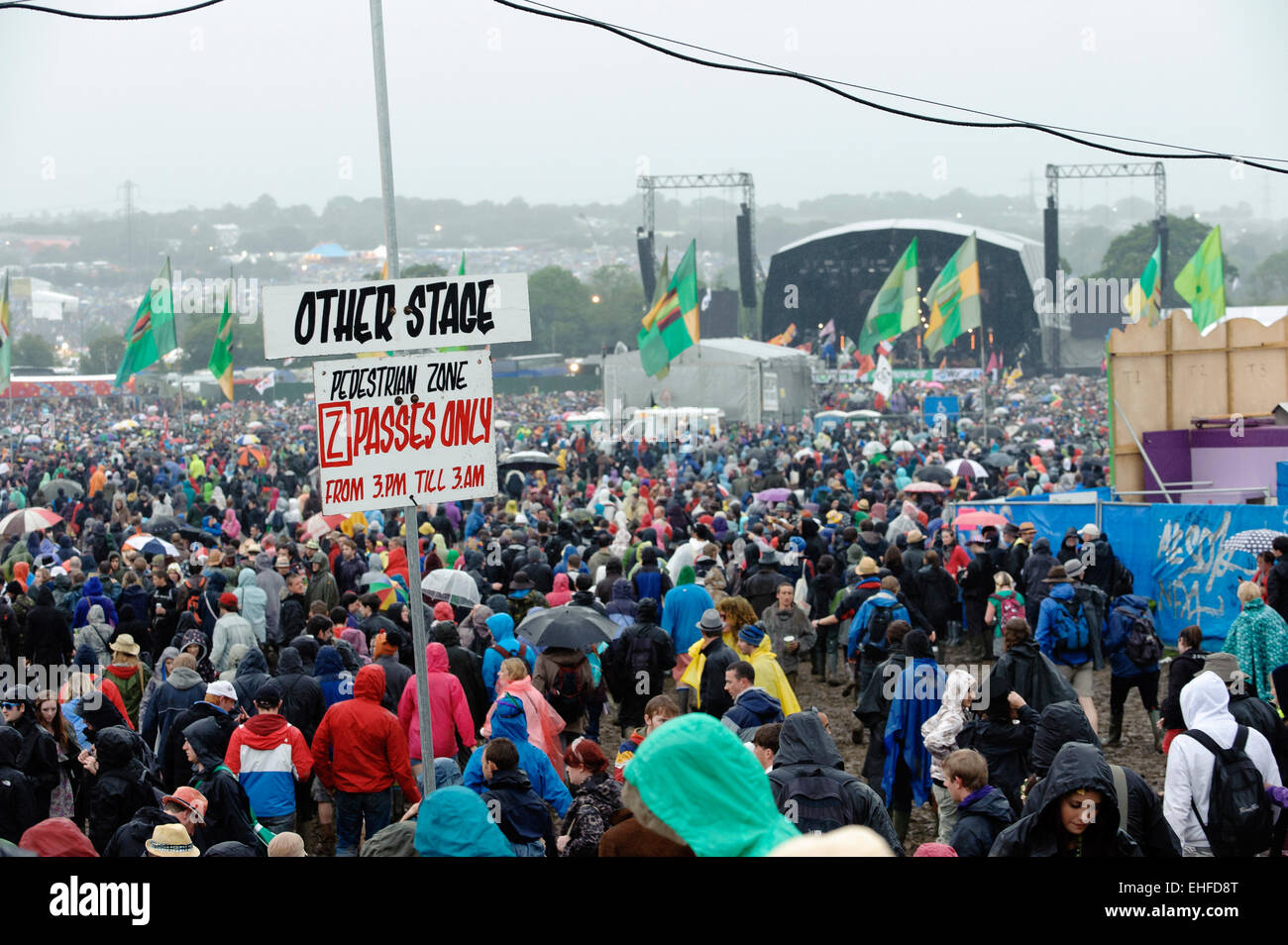 L'altro stadio sotto la pioggia a Glastonbury festival Venerdì 24 Giugno 2011. Foto Stock